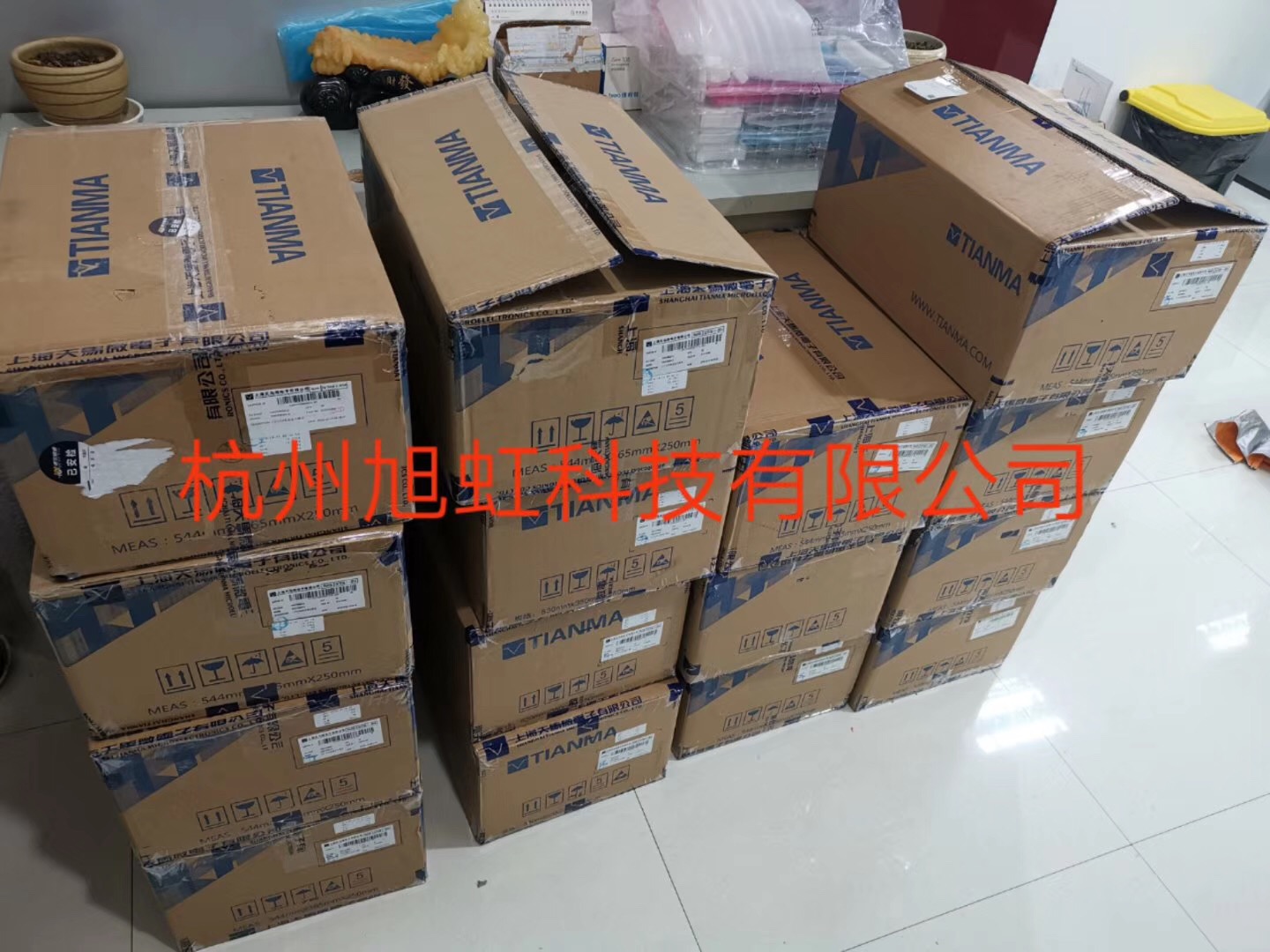 TM070RDH13批量15箱到貨現(xiàn)場(chǎng)圖